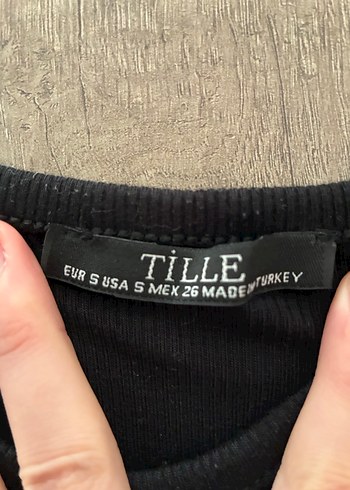 Siyah Yüksek Yakalı Kolsuz Kadın Atlet - Görsel 2