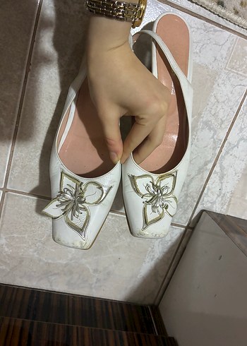 çiçek detaylı ince topuklu babet - Görsel 2