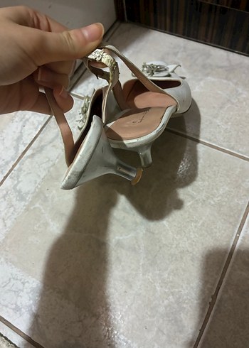 çiçek detaylı ince topuklu babet - Görsel 4