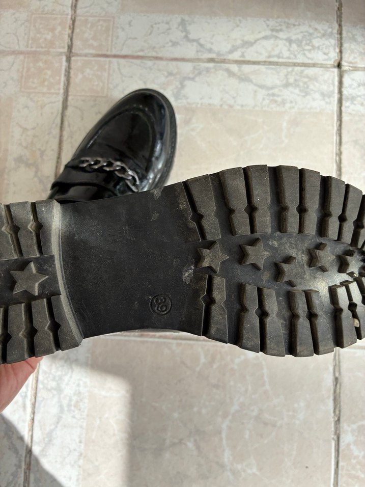 Zincir Detaylı Siyah Parlak İnci Deri Loafer - Görsel 4