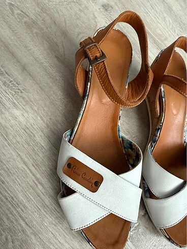 Pierre Cardin Bant detaylı deri mini topuklu sandalet