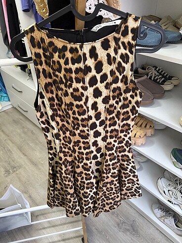 Zara Dikiş detaylı etekleri fırfırlı elbise