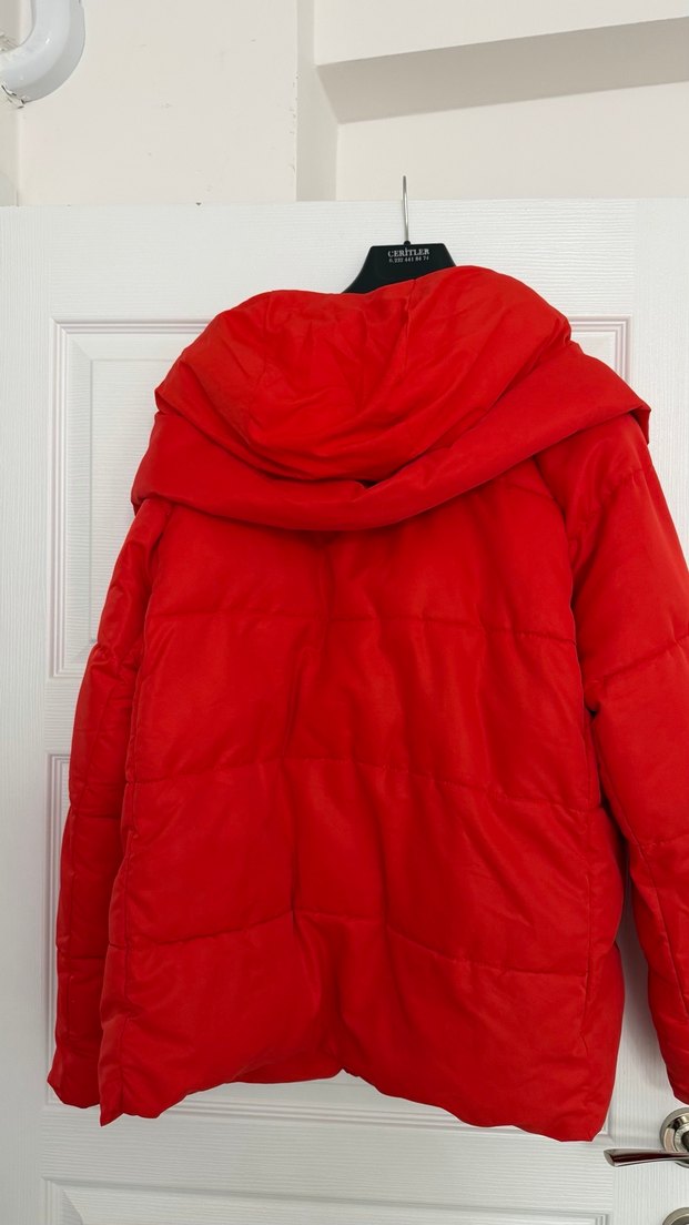 Kırmızı Düğmeli Kadın Mont - Görsel 2