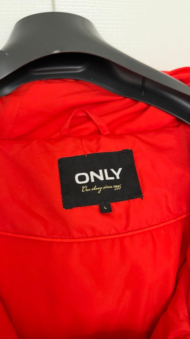 Kırmızı Düğmeli Kadın Mont - Görsel 3