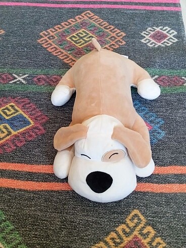 Uyku arkadaşı peluş uyuyan köpek