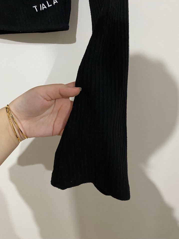 Siyah V Yaka Piliseli Kadın Bluz - Görsel 4