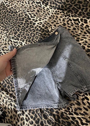 Gri Düğmeli Midi Denim Şort - Görsel 4