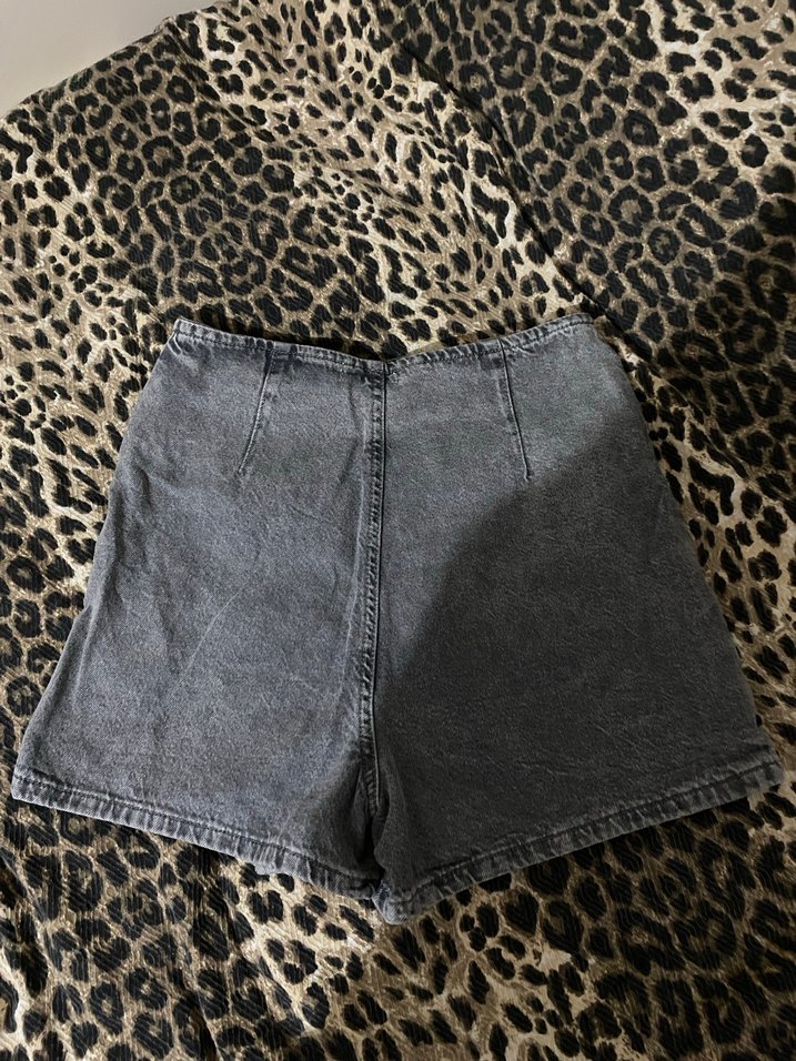 Gri Düğmeli Midi Denim Şort - Görsel 2