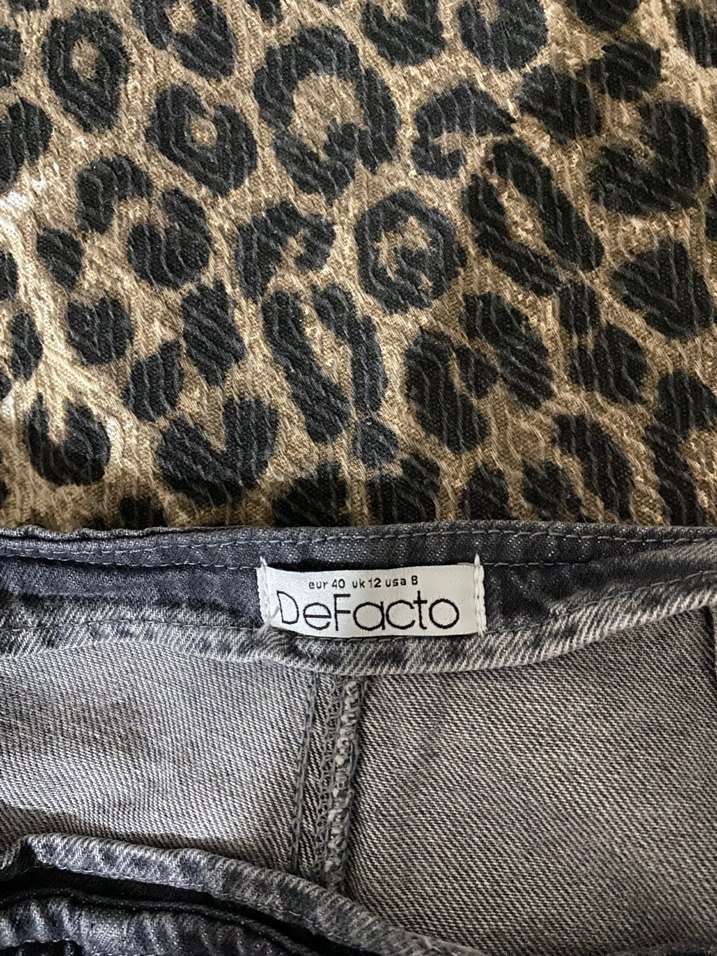 Gri Düğmeli Midi Denim Şort - Görsel 3