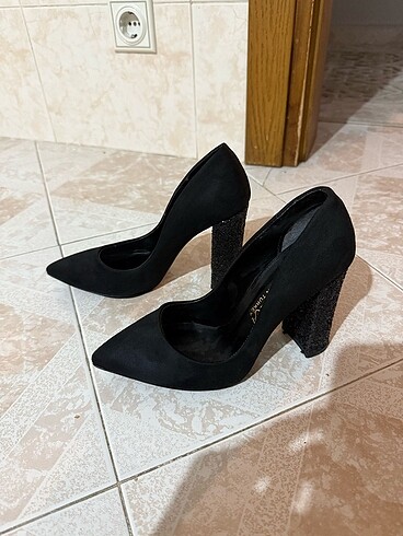 Zara Siyah topuklu ayakkabı