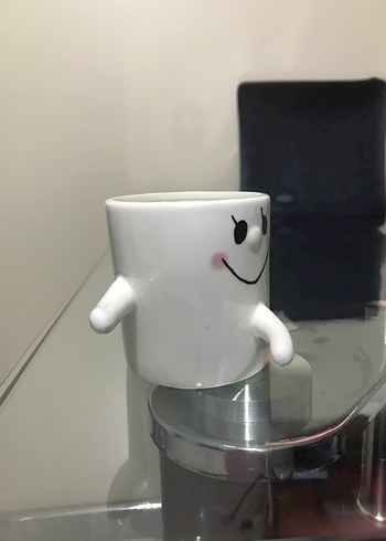 Kolları ve Gülümseyen Yüzü Olan Beyaz Kupa - Görsel 3