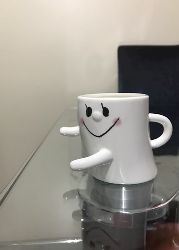 Kolları ve Gülümseyen Yüzü Olan Beyaz Kupa - Görsel 4