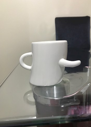 Kolları ve Gülümseyen Yüzü Olan Beyaz Kupa - Görsel 2