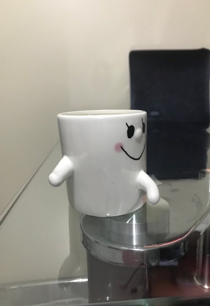 Kolları ve Gülümseyen Yüzü Olan Beyaz Kupa - Görsel 3