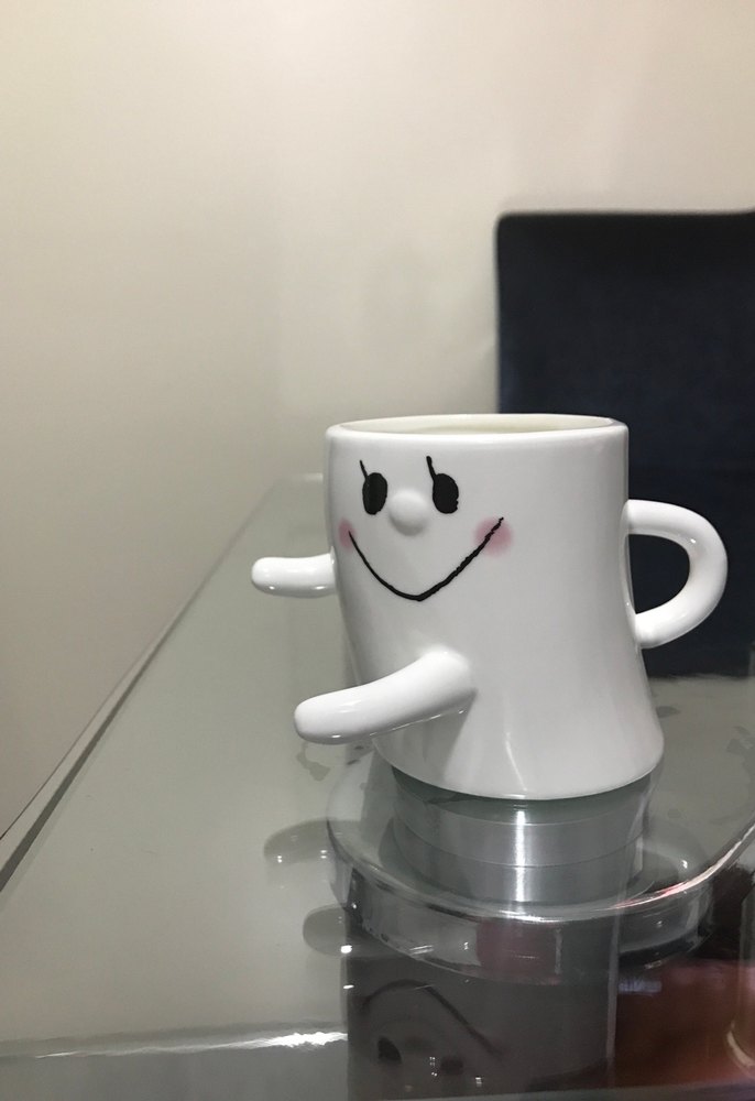 Kolları ve Gülümseyen Yüzü Olan Beyaz Kupa - Görsel 4