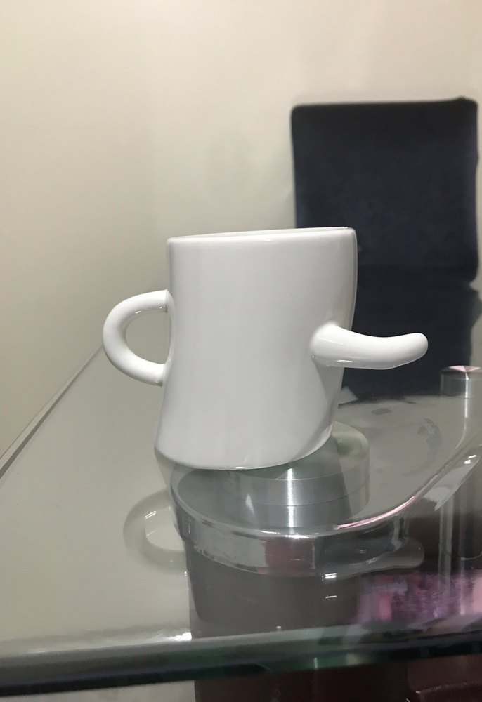 Kolları ve Gülümseyen Yüzü Olan Beyaz Kupa - Görsel 2