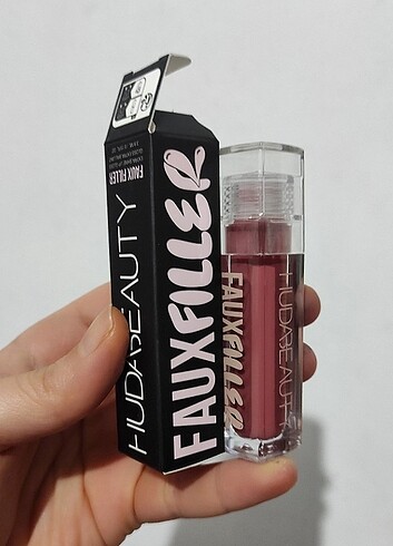 Beden Huda Beauty Gloss Bombshell