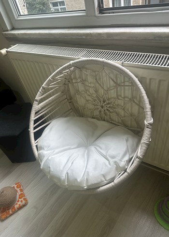  Beyaz Örgü Tasarımlı Kedi Yatağı