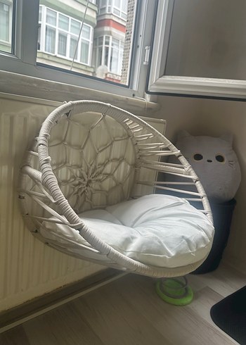 Beyaz Örgü Tasarımlı Kedi Yatağı