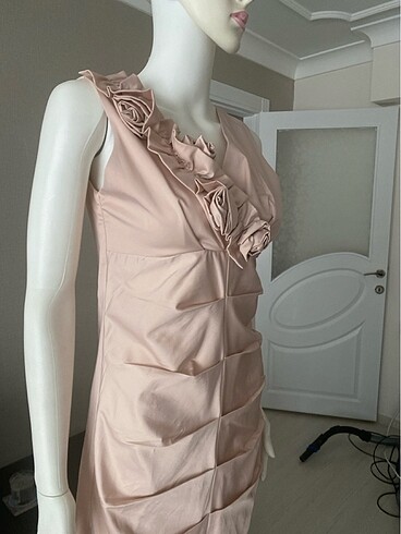 çiçek buketi detaylı pembe abiye - Görsel 4