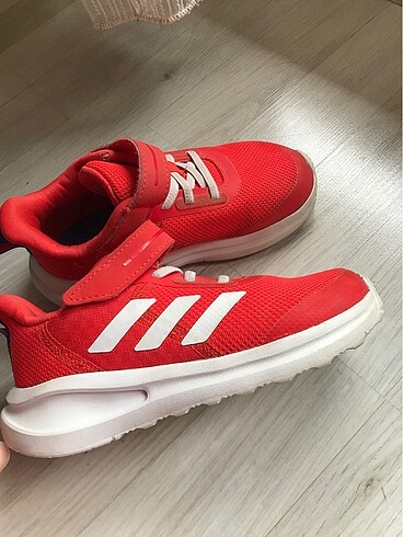 26 Beden kırmızı Renk Adidas spor ayakkabısı
