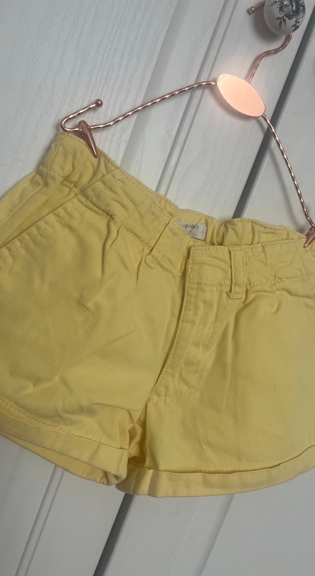 Kız Çocuk Sarı Keten Kemerli Şort - Görsel 2