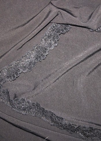 V Yaka Siyah Dantel Detaylı vatkalı bluz - Görsel 2