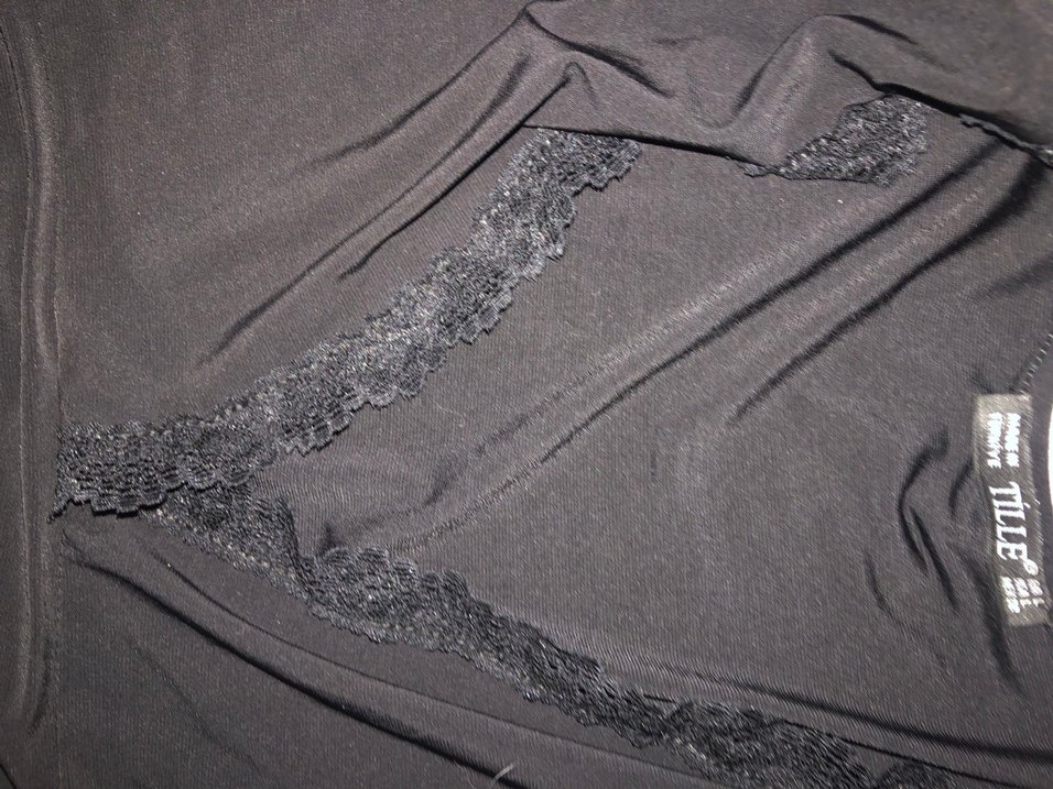 V Yaka Siyah Dantel Detaylı vatkalı bluz - Görsel 2