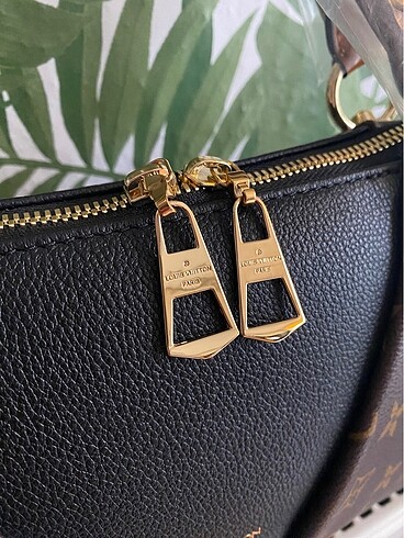 Beden Louis Vuitton V Tote BB Çapraz Çanta