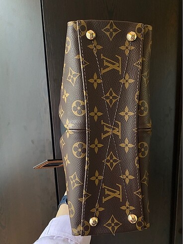 Beden kahverengi Renk Louis Vuitton V Tote BB Çapraz Çanta
