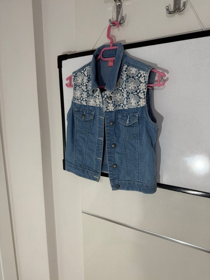 Dantel Detaylı Kolsuz Mavi Denim Ceket - Görsel 3