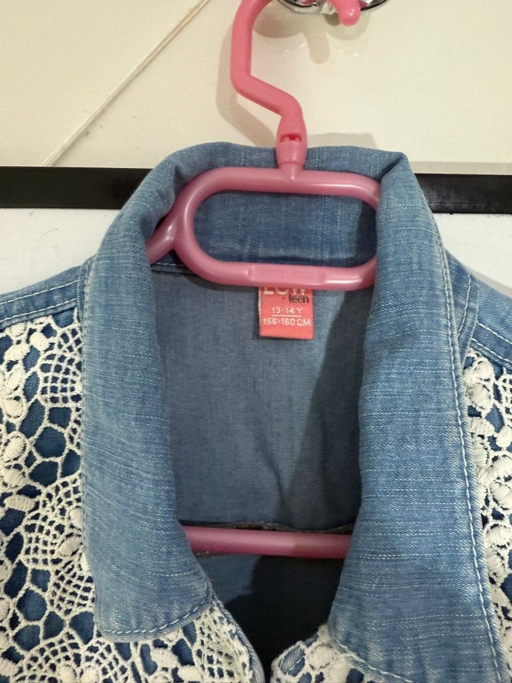 Dantel Detaylı Kolsuz Mavi Denim Ceket - Görsel 4