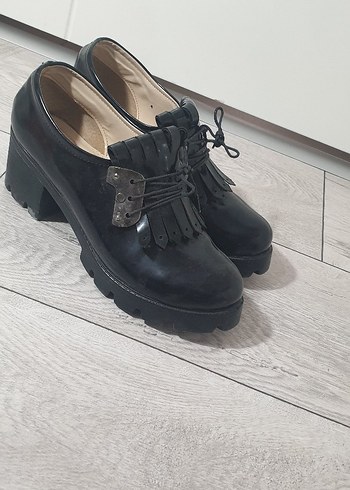 Siyah Tokalı Gotik Topuklu Kadın Ayakkabısı - Görsel 2