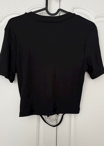 Koton Siyah Kısa Kollu Crop Top Metal Aksesuar - Görsel 4