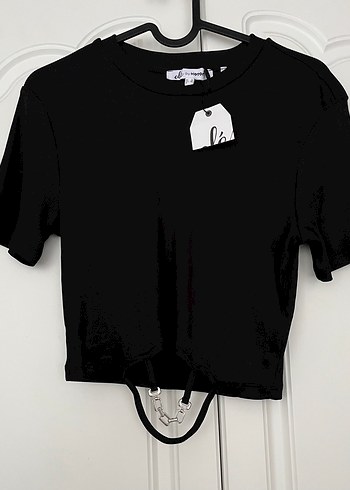 Koton Siyah Kısa Kollu Crop Top Metal Aksesuar - Görsel 3