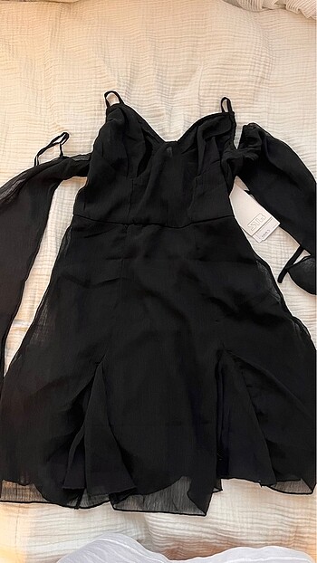 Stradivarius gece elbisesi etiketli