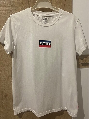 Levis tshirt