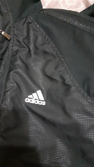 xl Beden siyah Renk Adidas ceket. Spor ürünüdür. Siyahtır orjinaldir.