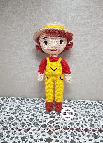 Sarı tulumlu bebek