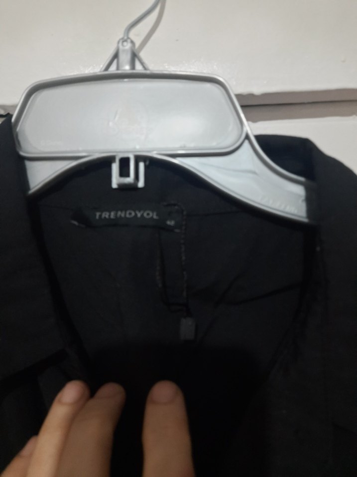 Düğmeli Siyah Keten Uzun Kollu Gömlek - Görsel 5