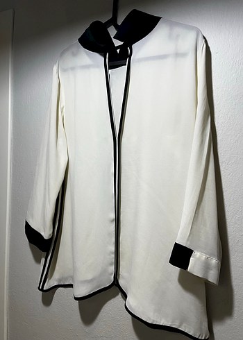 Siyah Kenarlı Beyaz Kadın Uzun Kollu Gömlek - Görsel 3