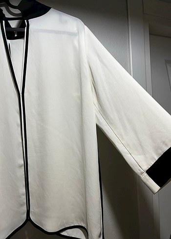 Siyah Kenarlı Beyaz Kadın Uzun Kollu Gömlek - Görsel 2