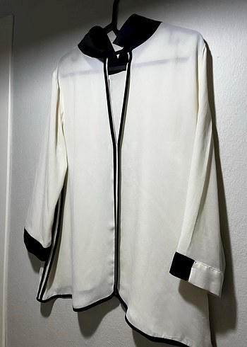 Siyah Kenarlı Beyaz Kadın Uzun Kollu Gömlek - Görsel 4