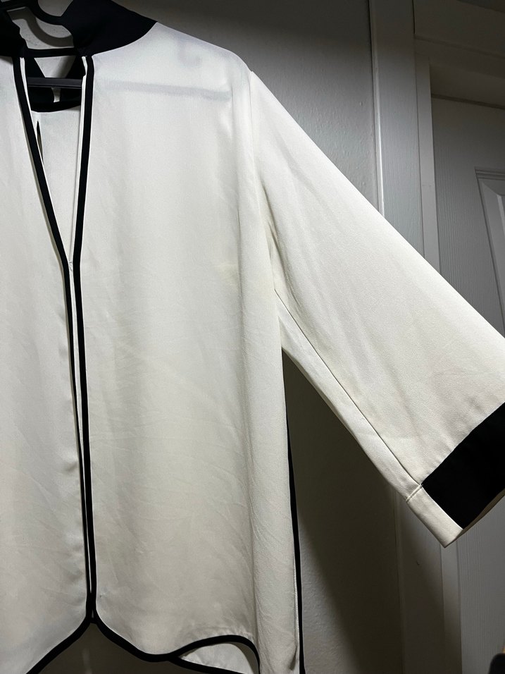 Siyah Kenarlı Beyaz Kadın Uzun Kollu Gömlek - Görsel 2