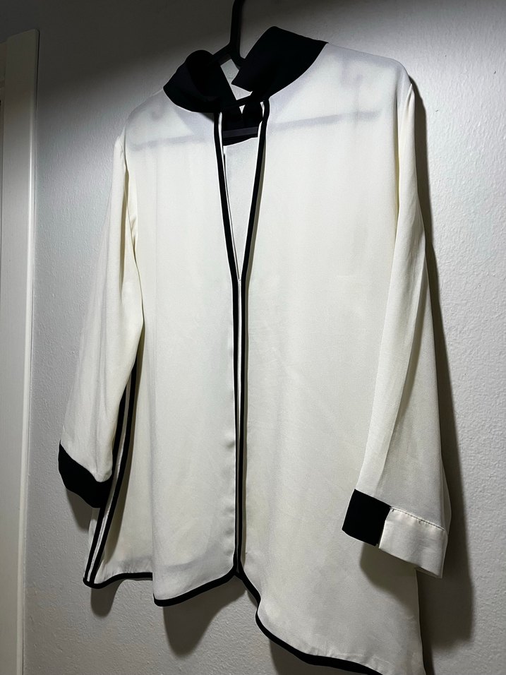 Siyah Kenarlı Beyaz Kadın Uzun Kollu Gömlek - Görsel 4