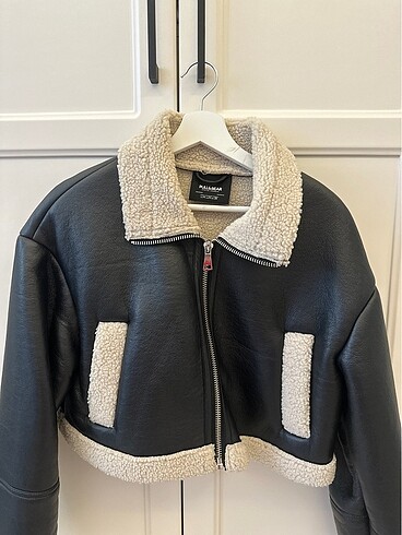 Pull and Bear Yünlü Deri crop çeker