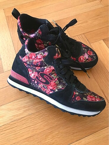 Skechers şık ve rahat çiçekli ayakkabı