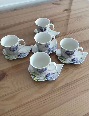 Çiçek desenli şık kahve fincanı takımı