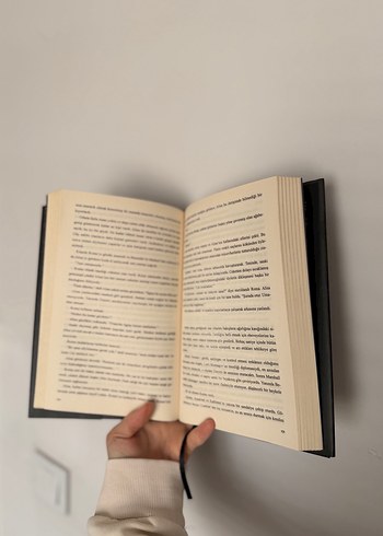 Şiddetli Hazar - Chloe Gong Ciltli Kitap - Görsel 3