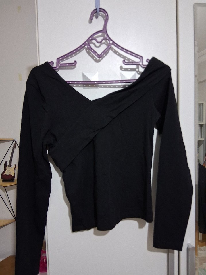 Siyah V yaka Drapeli Uzun Kollu Bluz - Görsel 2